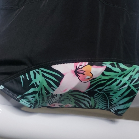 🤯3/$12 Bathing Suit Top Black & Floral Size Small - Picture 3 of 5